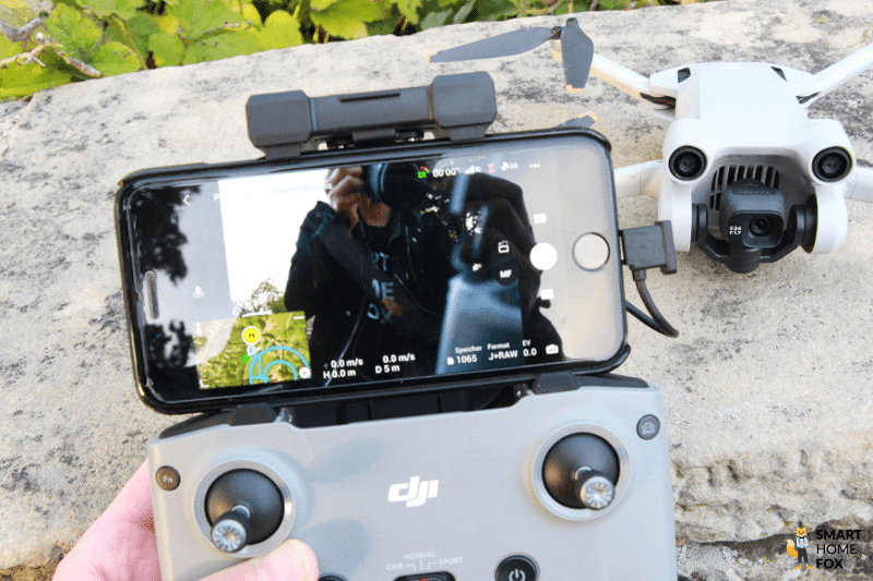 In der Fernsteuerung der DJI Mini 3 Pro ist ein Smartphone in die Halterung eingeklemmt und es ist mit dem Controller per Kabel verbunden.